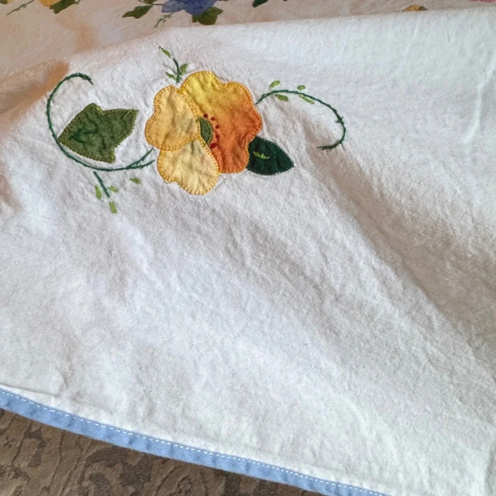 Vintage 1940s Floral Tablecloth and Napkins Set, Large 95